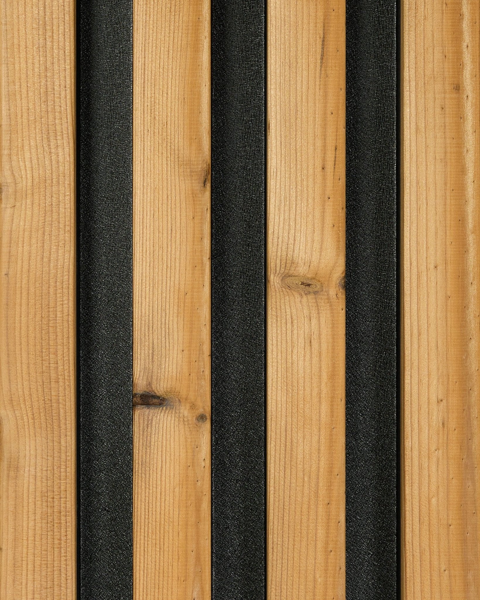 Próbka panelu elewacyjnego Aluwood w kolorze brown (45,7 x 27 cm) od WoodUpp, z deskami o rysunku drewna w odcieniu vertical i listwami w kolorze black, które tworzą nowoczesny pasiasty wzór.
